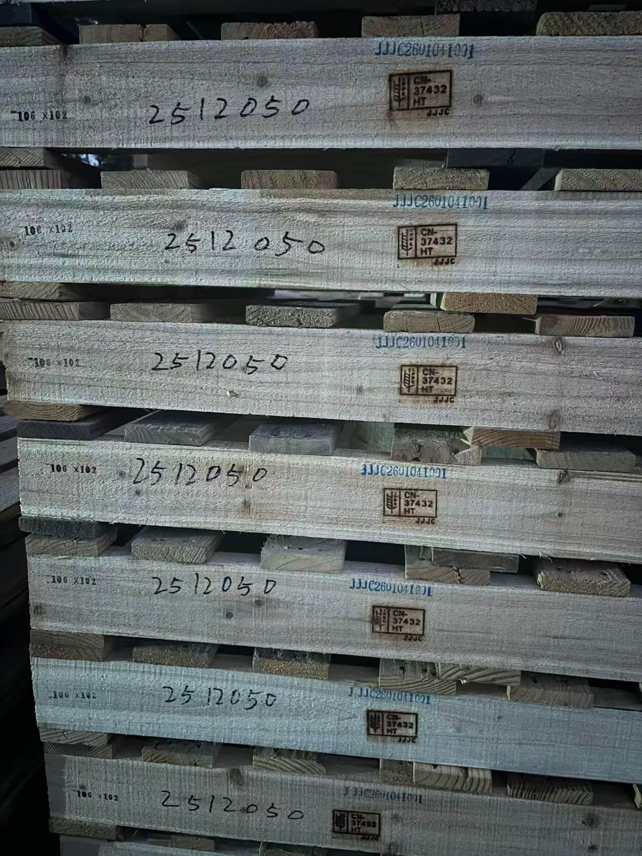 AzuLong ISPM-15 compliant wood packaging with IPPC stamp